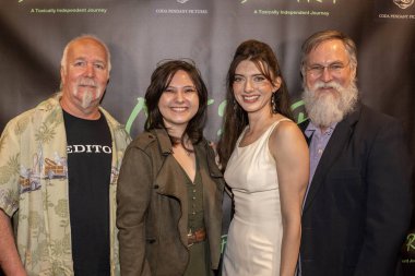 David Grant, Sound F / X Ayla M Charness, Yapımcı / Yönetmen / Aktör Madeline Blue, Ses Tasarımcısı Scott Jennings, Los Angeles Güzel Sanatlar Tiyatrosu 'nda' Solo Trip 'filminin Los Angeles prömiyerine katıldı.