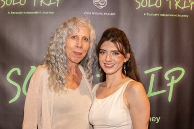 Caroline Sexton, Yapımcı / Yönetmen / Aktör Madeline Blue, Los Angeles Güzel Sanatlar Tiyatrosu 'nda' Solo Trip 'filminin Los Angeles prömiyerine katıldı.