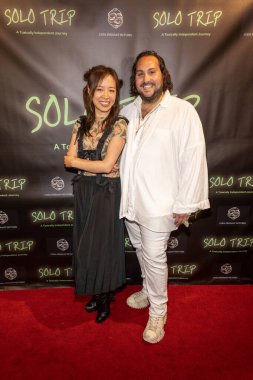 Aktör Kim Wong, Aktör Jeff T Buco, Los Angeles Güzel Sanatlar Tiyatrosu 'ndaki' Solo Trip 'filminin Los Angeles prömiyerine gitti.