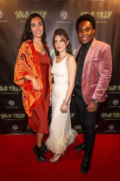 Aktris Elise Dawson, Yapımcı / Yönetmen / Yönetmen Madeline Blue, Aktör Gogo Lomo-David, Los Angeles Güzel Sanatlar Tiyatrosu 'nda' Solo Trip 'filminin Los Angeles prömiyerine gitti.