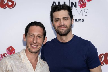 Aktör Darren Weiss, Aktör Matthew Daddario 10 Nisan 2025 'te Harmony Gold Theatre, Los Angeles' taki Los Angeles Premiere 'e katıldı.
