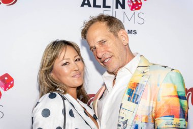 Tula Gershman 'la birlikte Roger Gershman, 10 Nisan 2025' te Harmony Gold Theatre, Los Angeles 'taki Los Angeles Premiere' e katıldı.