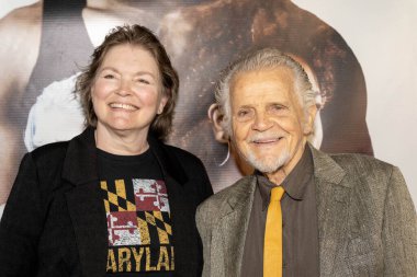 Aktör Jed Mills ve eşi Joanne Laemmle Town Center 5, Los Angeles, CA, 1 Mayıs 2025 'te World Priemiere of Film' Finding Nicole 'e katıldı.