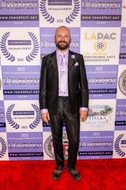 Aktör / sunucu Justin Morck Barnsdall Gallery Theatre, Los Angeles, CA, 2 Mayıs 2025 'te 16. Los Angeles Web Serisi Festivali Ödül Töreni' ne (LA Webfest) katıldı.