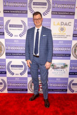 Dustin Holden Barnsdall Galeri Tiyatrosu, Los Angeles, CA, 2 Mayıs 2025 'te 16. Los Angeles Web Serisi Festivali Ödül Töreni' ne (LA Webfest) katıldı.