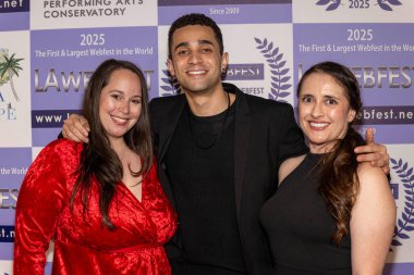 Aktör Ivan Lee Gartner, Yapımcı / Aktör Dena Navarroli, Yönetmen Anne Arreguin Barnsdall Galeri Tiyatrosu 'nda 16. LA Web Serisi Festivali Ödül Töreni' ne (LA Webfest) katıldı.