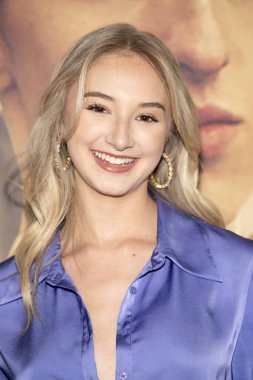 Aktris Lacey Katena, 8 Mayıs 2025 Regal Cinemas LA Live, Los Angeles, CA 'de Los Angeles' Off the LINE 'ın galasına katılıyor.