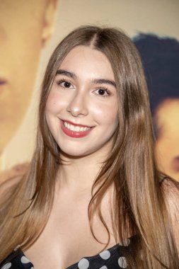 Şarkıcı Emma Mowery, 8 Mayıs 2025 Regal Cinemas LA Live, Los Angeles, CA 'de' Off the LINE 'ın Los Angeles galasına katılıyor.