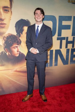 Aktör Chris Noordman 8 Mayıs 2025 Regal Cinemas LA Live, Los Angeles, CA 'de' Off the LINE 'filminin Los Angeles galasına katıldı.