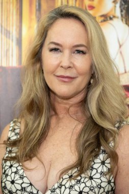 Aktris Erin Murphy, Sue Wong Retrospektif Moda Sergisi 'ne katılıyor Malibu Belediye Galerisi, Los Angeles, CA, 18 Mayıs 2025