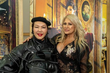 Moda Tasarımcısı / Sanatçı Sue Wong, Teknoloji CEO 'su Marisa Kenson 18 Mayıs 2025' te Malibu City Hall Galerisi 'nde Sue Wong Retrospektif Moda Sergisi' ne katıldı.