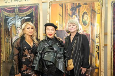Moda Tasarımcısı / Sanatçı Sue Wong, Teknoloji CEO 'su Marisa Kenson, Girişimci Laurie Sossa 18 Mayıs 2025' te Malibu Belediye Galerisi 'ndeki Sue Wong Retrospektif Moda Sergisi' ne katıldı.