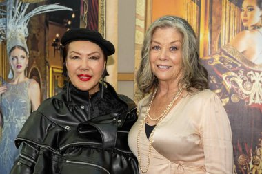 Moda Tasarımcısı / Sanatçı Sue Wong, Vokal Sanatçı / Tiyatro Direktörü Julia Holland 18 Mayıs 2025 'te Malibu City Hall Gallery, Los Angeles' taki Sue Wong Retrospektif Moda Sergisi 'ne katıldı.