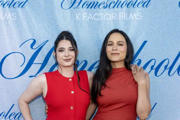 Yönetmen Niki Koss, Aktris Maya Stojan 29 Mayıs 2025 'te Los Angeles' ta Laemmle Royal, Los Angeles, CA 'da 