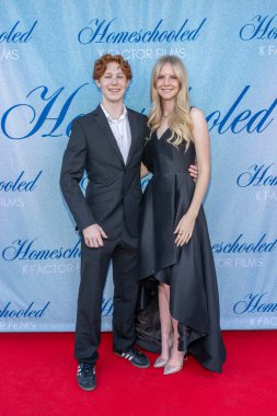 Aktris Lilah Paasch ve arkadaşı, 29 Mayıs 2025 'te Laemmle Royal, Los Angeles, CA' da 'Evde Öğrenim' in Los Angeles Premiere 'ine katıldı.