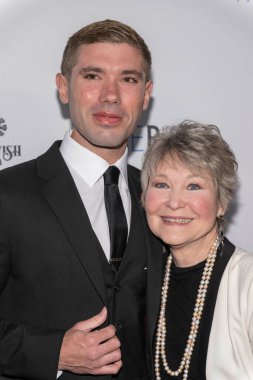 Aktör Kristos Andrews, Aktris Dee Wallace 5 Haziran 2025 'te Los Angeles, Kaliforniya' da bulunan LANY Entertainment Summer Mixer 'a katıldı.