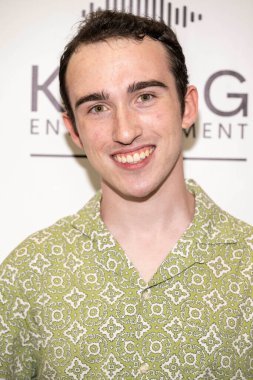 Aktör Tyler Mazzei Key Elements PR ve KEMG Entertainment sunumuna katılıyor. 2025 Retro Paten ve Sırt Çantası Drive Moonlight Rollerway, Los Angeles, CA, 18 Haziran 2025