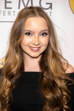 Aktris Katelyn Thacker, Key Elements PR ve KEMG Entertainment sunumuna katılıyor. 2025 Retro Paten ve Sırt Çantası Drive Moonlight Rollerway, Los Angeles, CA, 18 Haziran 2025