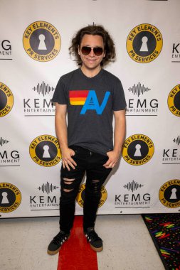 Aktör Bryson Robinson, Key Elements PR ve KEMG Entertainment sunumuna katılıyor. 2025 Retro Paten ve Sırt Çantası Drive Moonlight Rollerway, Los Angeles, CA, 18 Haziran 2025