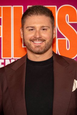 Yönetmen / Yazar Andrew Gans, TCL Çin Tiyatrosu 'nda 2025 DWF Dünya Premiere Belgeseli' Sesler: The Danny Gans Story 'ye katıldı.