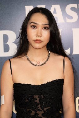 Sunucu Joey Zhou, 10 Temmuz 2025 'te 777 Tower, Los Angeles' ta Efsanevi Peyzaj Resimleri Resmi Basın Konferansı 'na katıldı.