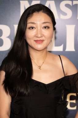 Sunucu Joey Zhou, 10 Temmuz 2025 'te 777 Tower, Los Angeles' ta Efsanevi Peyzaj Resimleri Resmi Basın Konferansı 'na katıldı.