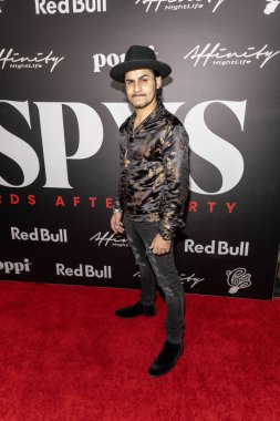 Komedyen / aktör Ahmad El 16 Temmuz 2025 'te SkyBar Mondrian Hotel Los Angeles' ta ESPYs Party 'ye katıldı.