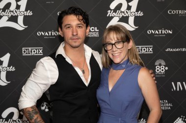 Aktör Louie Chapman, Yazar / Yönetmen Erin Brown Thomas, TCL Çin Tiyatrosu 'nda 21. Hollyshorts Film Festivali Oscar ödüllerine katıldı.