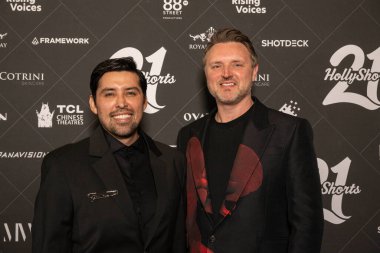 Sponsorlar Camilo Triana ve Chris Kelsey, 17 Ağustos 2025 'te TCL Çin Tiyatrosu' nda düzenlenen 21. Hollyshorts Film Festivali Oscar ödüllerine katıldılar.