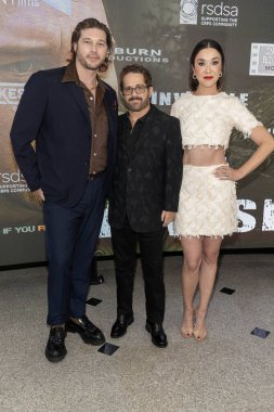 Aktör Zebedee Row, Yönetmen Matthew Michael Ross, Aktris Rachel Alig, 20 Ağustos 2025 'te Los Angeles Crescent Theater, Los Angeles' ta 