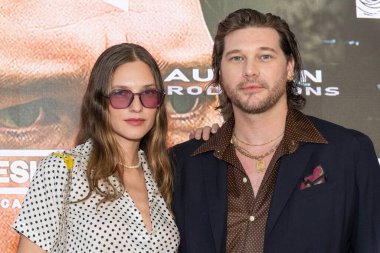 Aktör Zebedee Row, eşi Kelsey Van Mook ile birlikte 20 Ağustos 2025 'te Los Angeles Crescent Theater, Los Angeles' ta 