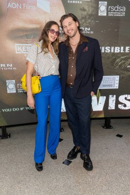 Aktör Zebedee Row, eşi Kelsey Van Mook ile birlikte 20 Ağustos 2025 'te Los Angeles Crescent Theater, Los Angeles' ta 