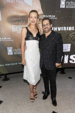 Aktris Julia Smuskova, yönetmen Matthew Michael Ross, 20 Ağustos 2025 'te Los Angeles Crescent Theater, Los Angeles' ta 