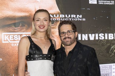 Aktris Julia Smuskova, yönetmen Matthew Michael Ross, 20 Ağustos 2025 'te Los Angeles Crescent Theater, Los Angeles' ta 