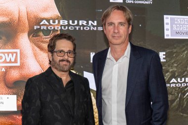 Yönetmen Matthew Michael Ross, Indie Rights Movies Distributors Michael Madison 20 Ağustos 2025 'te Los Angeles Crescent Theater, Los Angeles' ta 