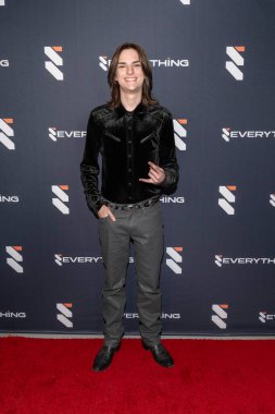 Aktör / Müzisyen Luke Judy Burbank, Los Angeles, CA, 31 Ağustos 2025 'teki Büyük Açılış' a katılıyor.