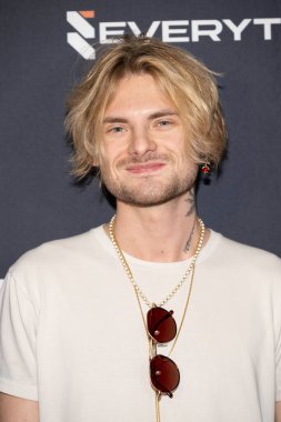 Besteci Taylor Briggs 31 Ağustos 2025 'te Burbank, Los Angeles, CA' daki Büyük Açılış 'a katılıyor.