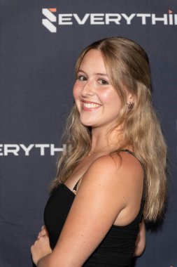 Aktris Trinity Johnston, 31 Ağustos 2025 'te Burbank, Los Angeles, CA' daki Büyük Açılış 'a katıldı.