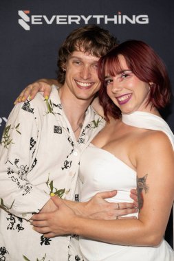 Müzisyen Jason Matson, dansçı Kaitie Richman Burbank, Los Angeles, CA, 31 Ağustos 2025 'teki Büyük Açılış' a katılıyor.