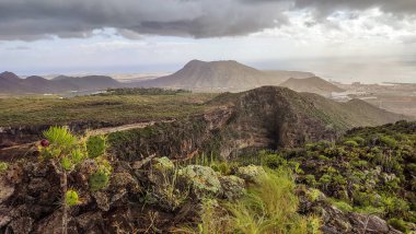 Okyanustaki koyda gün batımı gökyüzünü parlak renklerle boyamış..