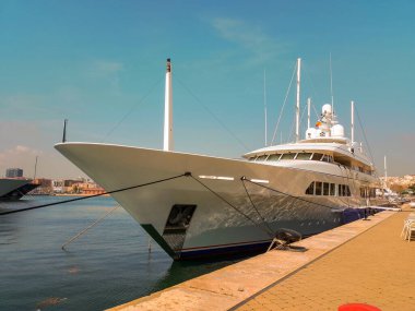     İspanya 'nın Tarragona limanındaki güzel beyaz yat.
