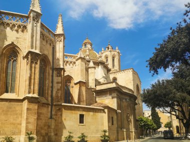 Mavi gökyüzüne karşı heybetli antik kale