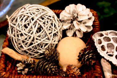 Noel doğal süslemeleri sepette