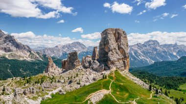 Cinque Torri, Dolomitler, İtalya. Cortina d 'Ampezzo yakınlarındaki beş kule ve kaya oluşumları birçok turisti cezbeder. Resim Dolomite Alpleri, aktif yaz tatili, sarp kayalıklar.