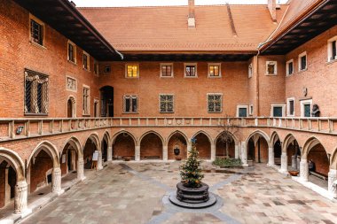 Krakow, Polonya-17 Aralık 2021. Collegium Maius, Krakow Akademisi 'nin ana kampüsü olarak inşa edildi. Poland.Gotik bir bina. Tuğla ve taştan yapılmış kemerler..