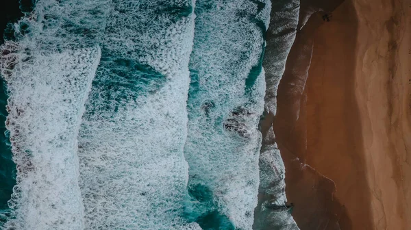 Дикие Высокие Волны Атлантического Океана Бирюзовая Вода Песчаный Пляж Альпах — стоковое фото