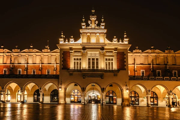 Aydınlatılmış Krakow Kuaför Salonu, Polonya Sukiennice ana pazar meydanı, Polan.Rönesans binası Noel zamanı. Akşam şehir ışıkları. Krakov 'un tarihi merkezi. UNESCO sitesi.