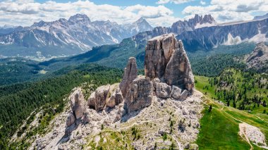 Cinque Torri, Dolomitler, İtalya. Cortina d 'Ampezzo yakınlarındaki beş kule ve kaya oluşumları birçok turisti cezbeder. Resim Dolomite Alpleri, aktif yaz tatili, sarp kayalıklar.