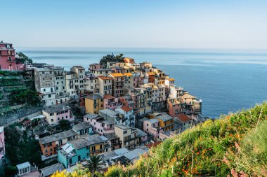 Manarola, Cinque Terre, İtalya. UNESCO Miras Alanı. Deniz üzerindeki kayaların üzerindeki renkli bir köy. Daha iyi bir tatil, seyahat geçmişi. İtalyan Riviera manzarası..