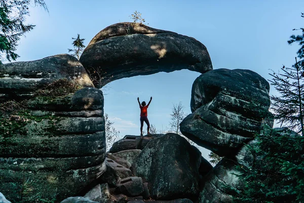 Kvinna Vandrare Rock Gate Naturreservatet Broumov Walls Tjeckien Gamla Sandsten Stockbild
